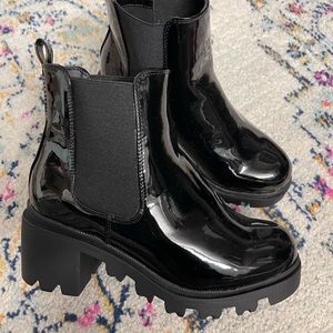 Shiny black ankle boot